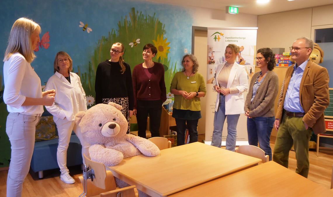 Gemeinsam im Einsatz für die Familienherberge Lebensweg in Schützingen: Andrea Kienzle, Karin Eckstein, Amelie Knaus, Barbara Chiumento, Silke Faigle, Fee-Freya Gackenheimer, Claudia Diwald und Stefan Strohmeier (v.li.). Foto: Friedrich