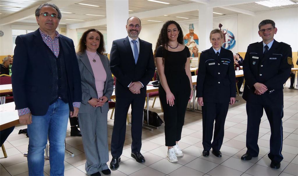 Gemeinsam ins Gespräch kommen, dafür stehen Hüseyin Kazimoglu, Aynur Akyüz, Armin Dauner, Ekin Bulmak, Manuela Schendzielotz und Achim Strobel (v.li.). Foto: Friedrich