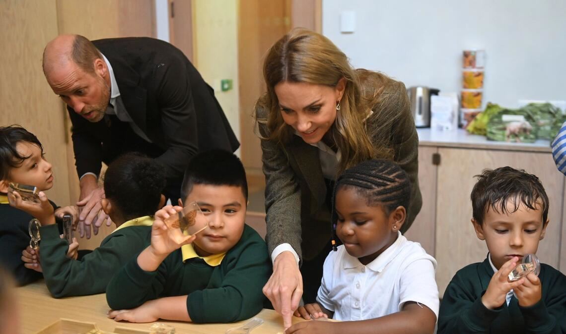 Plötzlich blonder: Prinzessin Kate zeigt neue Haarfarbe Gemeinsam mit Prinz William besuchte Kate eine Schulklasse im Natural History Museum.