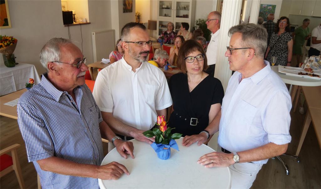 Gemeinsam mit den Bewohnerinnen und Bewohnern feiern der Dürrmenzer Stadtrat Rolf Leo, Pfarrer Marcus Kalkofen, Stefanie Träger und Matthias Günther (v. li.) das Jubiläum der betreuten Seniorenwohnanlage „Dürrmenzerhof“. Fotos: Friedrich,