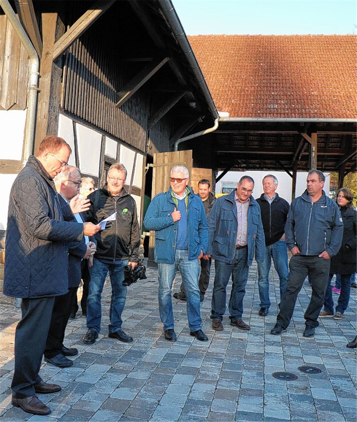 Eine Linde rundet den Treffpunkt ab Eine Linde rundet den Treffpunkt ab