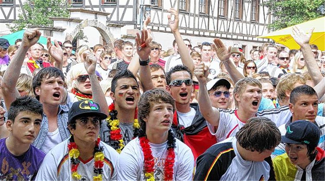 Gemeinsam mitfiebern: Im Sommer folgt die Fortsetzung auf dem Kelterplatz.Archivfoto: Eigner