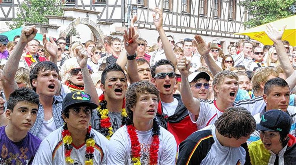 Gemeinsam mitfiebern: Im Sommer folgt die Fortsetzung auf dem Kelterplatz.Archivfoto: Eigner