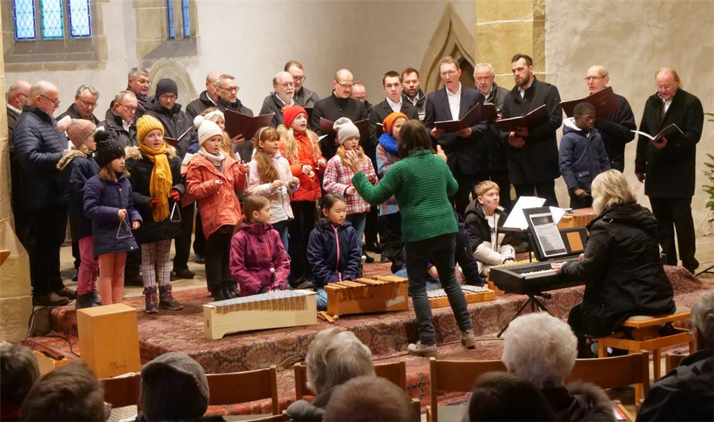 Gemeinsam singen der MGV Freundschaft und der Grundschulchor aus Lienzingen am Samstagnachmittag Weihnachtslieder in der Frauenkirche. Foto: Friedrich
