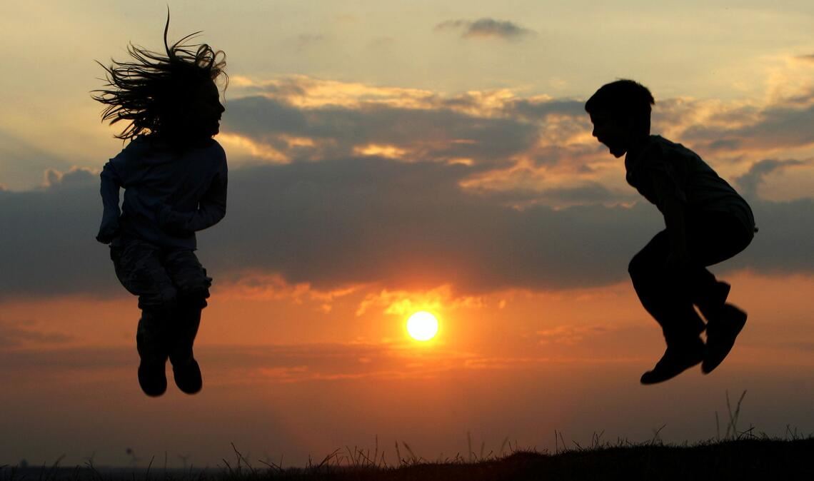 Gemeinsam spielen - sich fremden Kindern kann das anfangs schwerfallen. (Symbolbild)