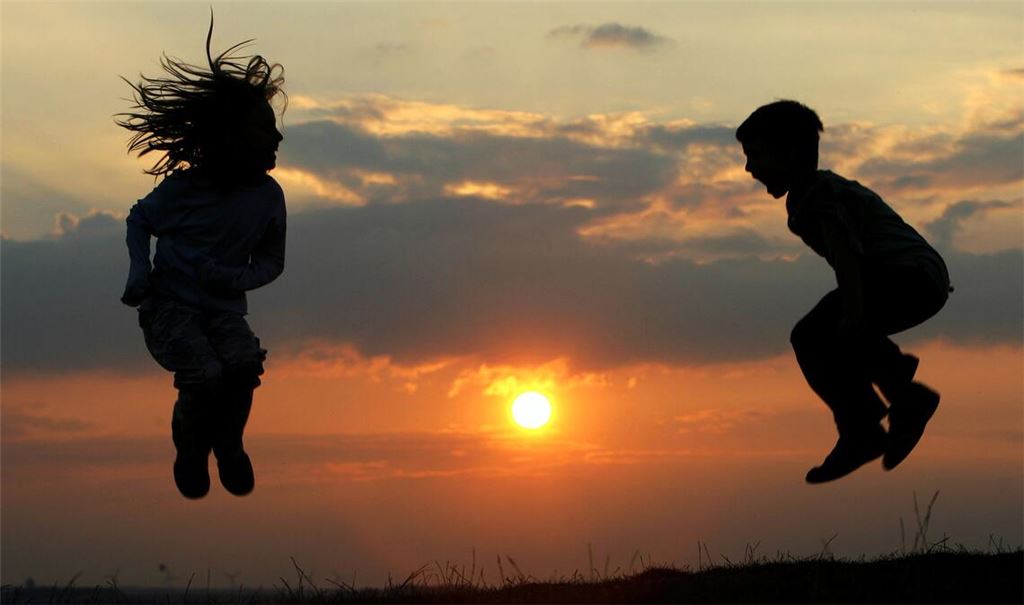 Gemeinsam spielen - sich fremden Kindern kann das anfangs schwerfallen. (Symbolbild)