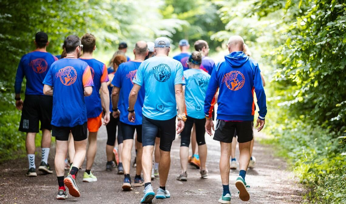 Gemeinsam statt allein: Fynn Thome trainiert mit Läuferinnen und Läufern der LTF Theeltal für die Wettbewerbe der Special Olympics.
