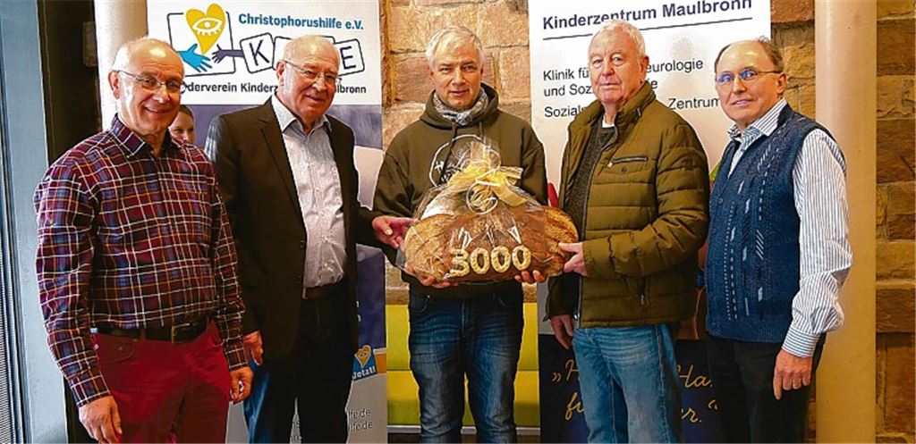 Gemeinsam stehen sie bei der Spendenübergabe für das Kinderzentrum ein: Karl Craiß und Werner Hupbauer von der Christophorushilfe, Bäckermeister Martin Reinhardt, Unternehmer Peter Pronath und Professor Dr. Rainer Blank vom Kinderzentrum Maulbronn (von links) Friedrich