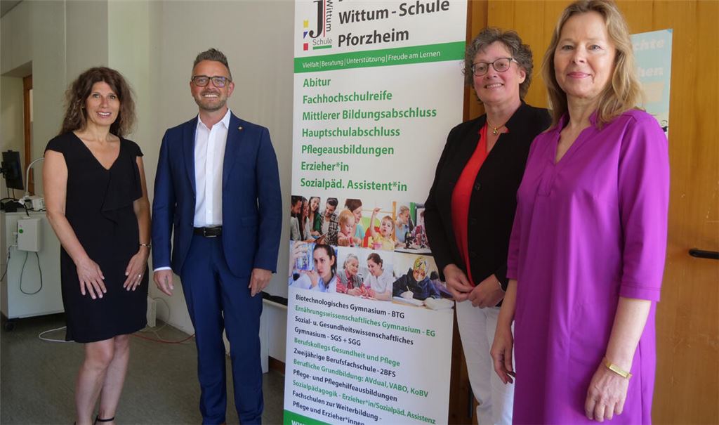 Gemeinsam wollen sie mit dem neuen Bildungsgang „Direkteinstieg Kita“ die Betreuung in Kindertageseinrichtungen in Pforzheim und im Enzkreis stärken: Katja Kreeb, Peter Boch, Ulrike Kagerhuber und Martina Lehmann (v.li.). Foto: Friedrich