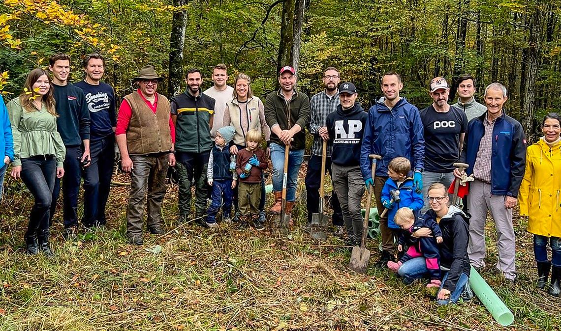 Gemeinsame Aktion für den heimischen Forst: die Rotary-Helfer beim Pflanzeinsatz auf Lienzinger Gemarkung. Foto: privat
