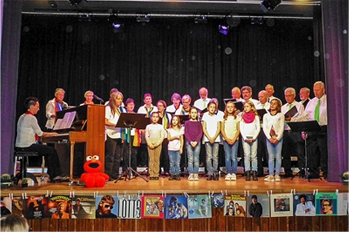 Gemeinsamer Auftritt des Kinderchors „Frohsinnchen“ mit ihren erwachsenen Vereinskameradinnen und -kameraden. Foto: Schallhorn