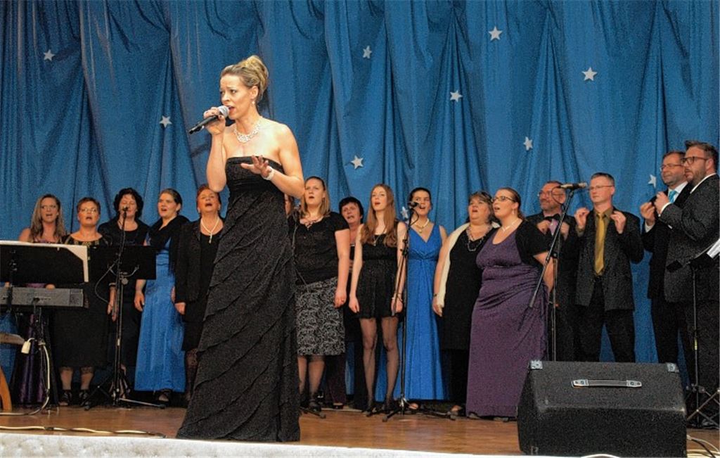Gemeinsamer Auftritt mit starken Stimmen: Die Sängerbundchöre „Satisfaction“ und „Together“ mit ihrer Solistin Jana Kammerer. Foto: Appich