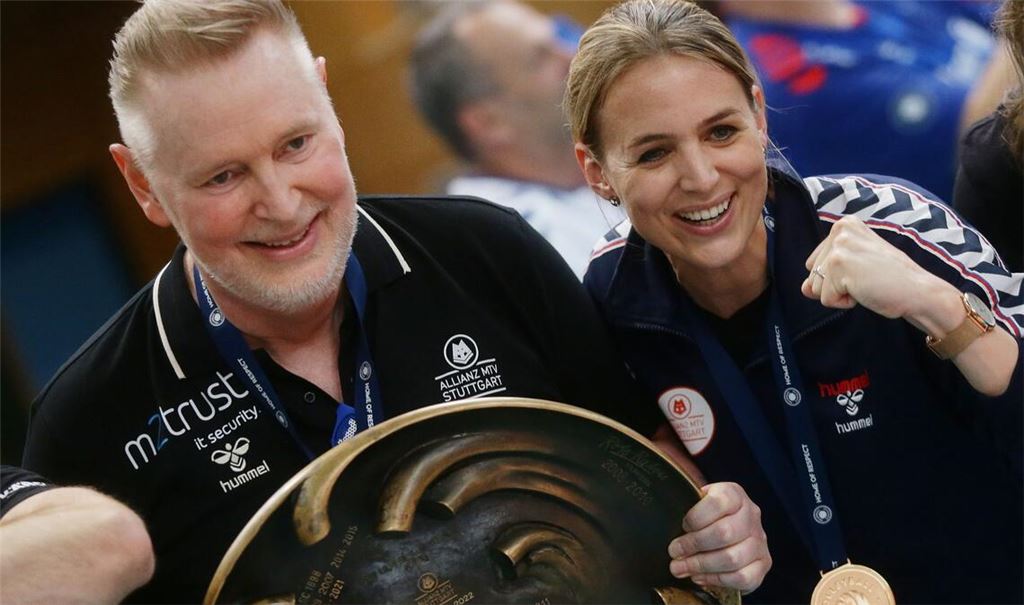 Gemeinsamer Jubel: Trainer Tore Aleksandersen und Sportdirektorin Kim Renkema mit der Meisterschale