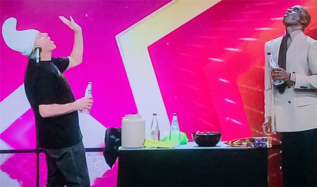 Gemeinsames Gurgeln mit dem Supertalent-Juror Bruce Darnell (re.): Heiko Burghardt gibt sich auch nach dem Rückschlag weiter kämpferisch.