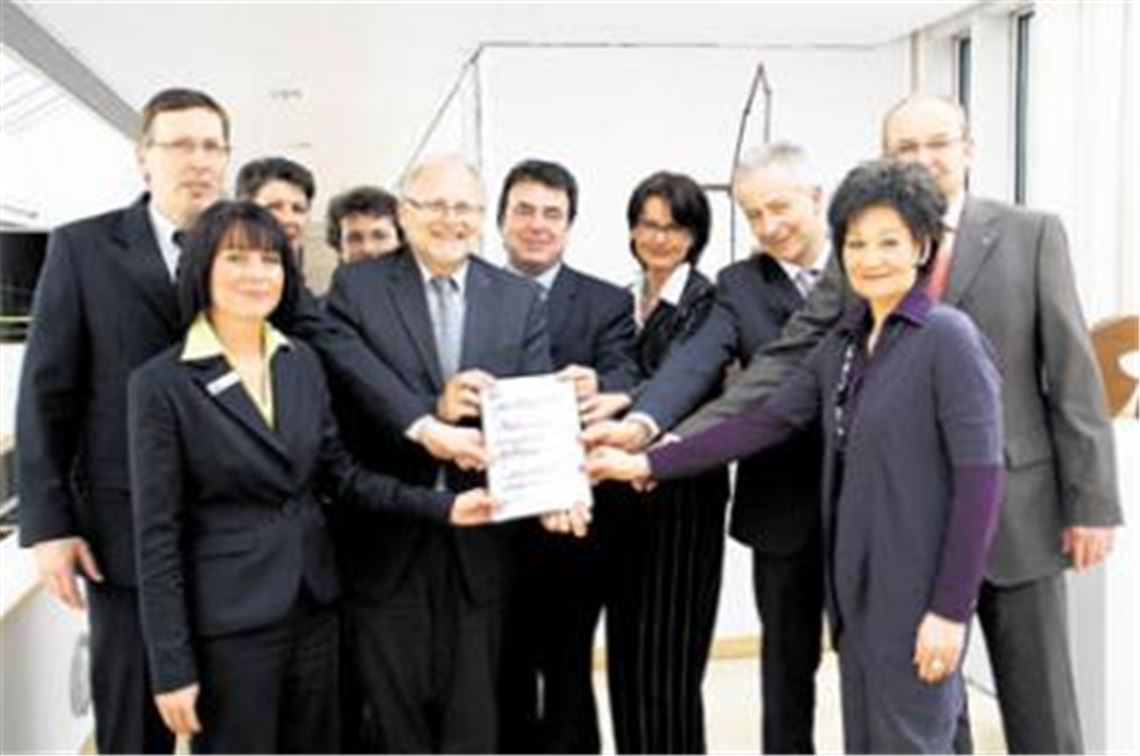 Gemeinsames Modellprojekt: Vertreter der Kranken- und Pflegekassen und des Enzkreises unterzeichnen in Mühlacker den Vertrag für den ersten Pflegestützpunkt in der Region (v. li.): Hartmut Keller, Evelyn Scheib (beide AOK), Britta Kinzler, Margit Jäger (Sozialplanung Enzkreis), Landrat Karl Röckinger, Manfred Bürkle (vdek), Katja Kölbel (BKK), Reinhold Knittel (Landwirtschaftliche Kranken- und Pflegekasse), Maritta Goll (IKK Classic) und Herbert Meyer (Knappschaft). Foto: p