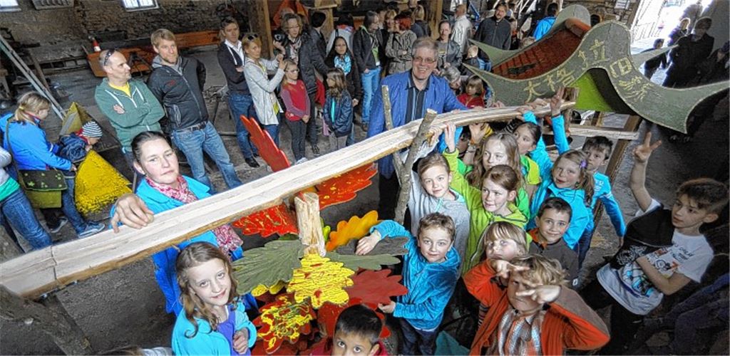Gemeinschaftsarbeit: Eltern, Lehrer und Schulkinder in Großglattbach präsentieren ihre Teile für die Gartenschau-Murmelbahn.Foto: Fotomoment