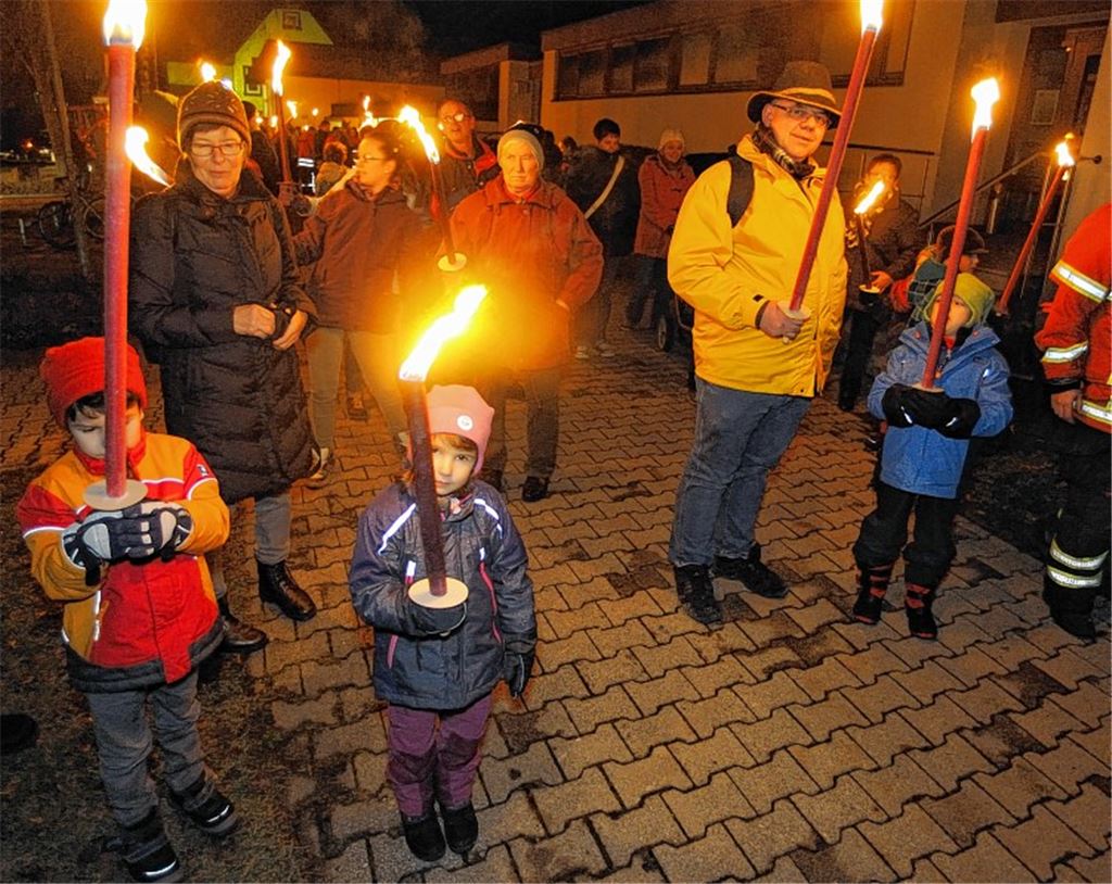 Gemeinschaftserlebnis: Fackelumzug der Abteilungsfeuerwehr in Zaisersweiher. Foto: Fotomoment