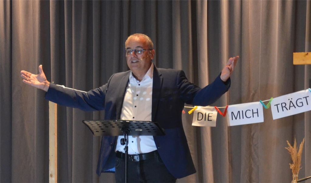 Gemeinschaftspastor Gerhard Braun predigte beim Jahresfest zum Thema „Hoffnung, die mich trägt.“ Foto: Bischoff-Krappel
