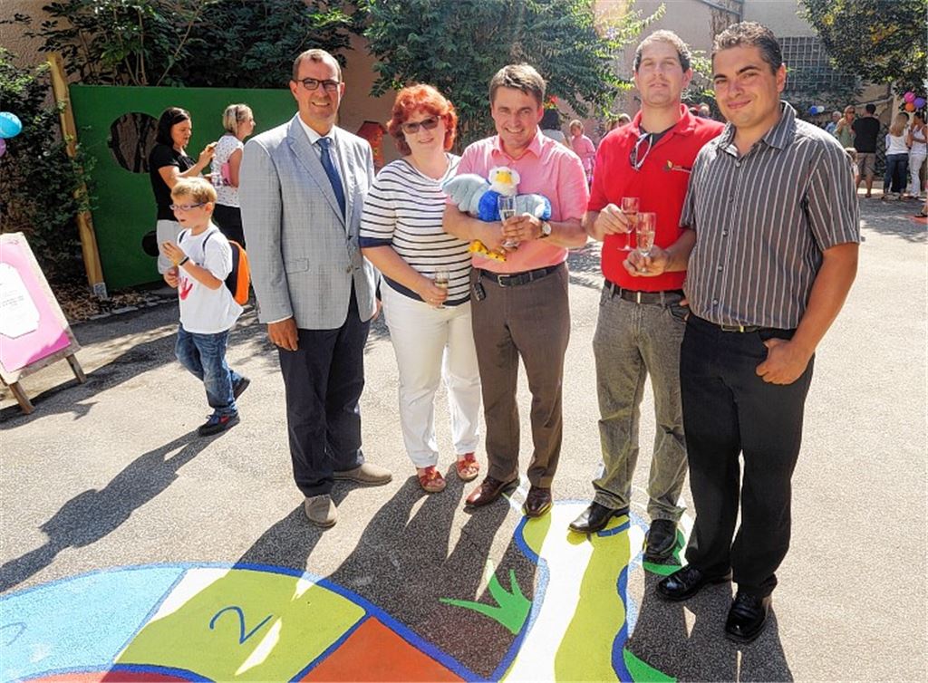 Gemeinschaftsprojekt: Oliver Höhner vom Schulförderverein, Landschaftsgärtner Felix Boden, Sponsor Ralf Grieser, Manuela Grieser und Oberbürgermeister Frank Schneider (v.re.) übergeben den neugestalteten Schulhof der Grundschule Mühlhausen offiziell seiner Bestimmung.