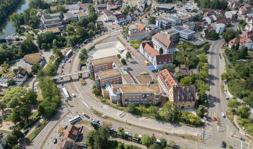 Gemessen an den ersten Tagen nach der Baustelleneinrichtung hat der Stau nachgelassen, trotzdem läuft es nicht ganz rund auf der Bundesstraße und drumherum. Foto: Fotomoment
