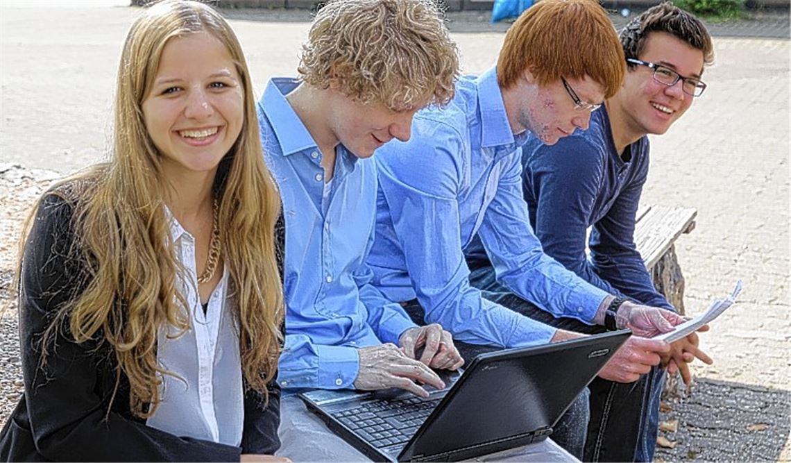 Gemischte Gefühle: Während Anne Marie Bührer (v. li.) glücklich ist, das mündliche Abitur überstanden zu haben, schaut der aufgeregte Yannick Wiggars nochmals über seine Präsentation.