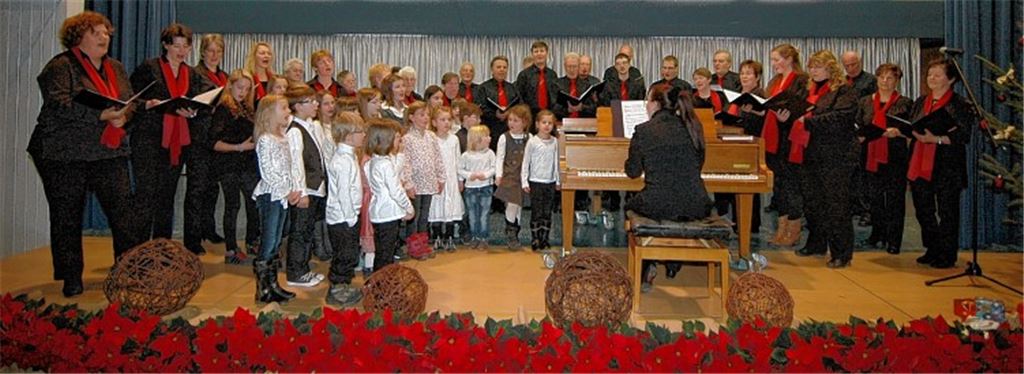 Gemischter Chor, junger Chor „Future“ und der Kinderchor „Rabensingers“ bei ihrem gemeinsamen Auftritt. Am Klavier Esther Klöttschen-Rau. Foto: Martin Schott
