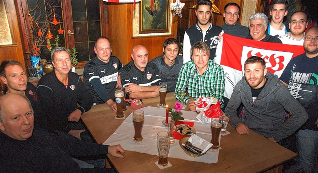 Gemütliche Gesprächsrunde beim Lienzinger VfB-Fanclub „Commando Schmiebach“: Der Fanbeauftragte Peter Reichert (sitzend 2.v.re.) und Außenstürmer Tunay Torun (sitzend re.) sind zu Gast. Foto: Appich