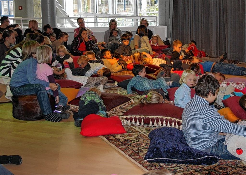Gemütliche Runde: Kinder und Erwachsene beim Sitzkissenkonzert.