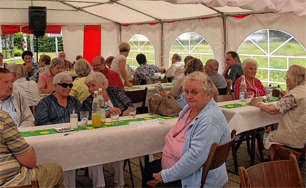 Gemütliche Stimmung im Festzelt. Foto: Filitz