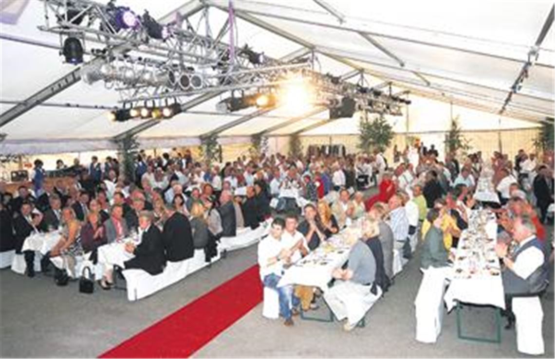 Gemütlicher Festakt im Weinzelt: Einige hundert Gäste feiern mit einer Weinprobe in fünf Gängen das 75-jährige Bestehen der Genossenschaftskellerei Roßwag-Mühlhausen. Foto: Kollros