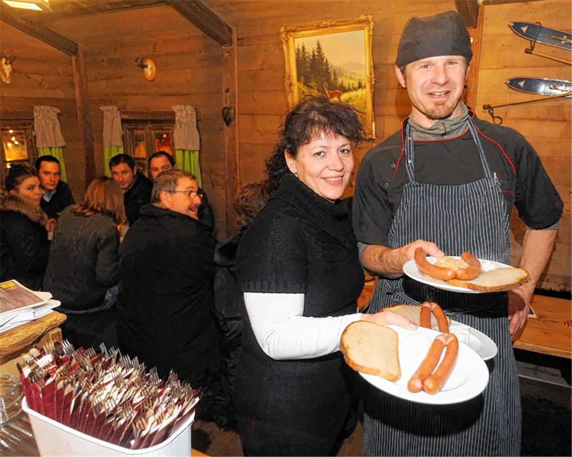 Gemütlichkeit ist Trumpf: Die Weihnachts-Hütte auf dem Kundenparkplatz des Kaufhauses Sämann lädt zum Verweilen ein. 