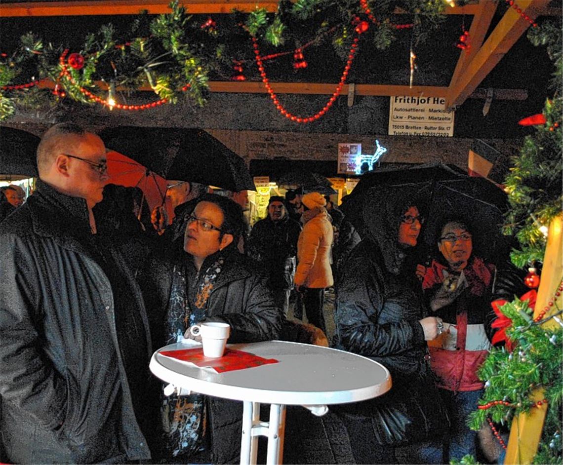 Gemütlichkeit und gute Unterhaltung trotz Nieselregen: In Illingen (li.), Knittlingen (Mitte) und Lienzingen stimmen vorweihnachtliche Märkte aufs Fest ein.