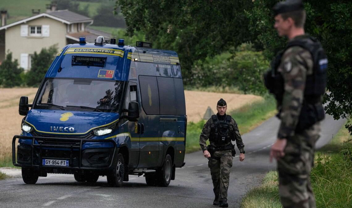 Gendarmen in der Nähe des Leichenfundortes: Der Tod einer tagelang vermissten Elfjährigen sorgt in Frankreich für große Erschütterung.