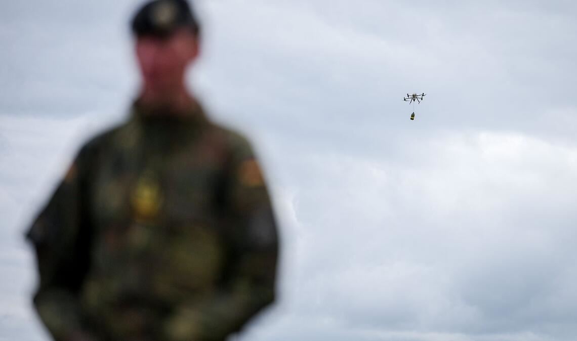 Generalleutnant Christian Freuding vor Drohne am Himmel