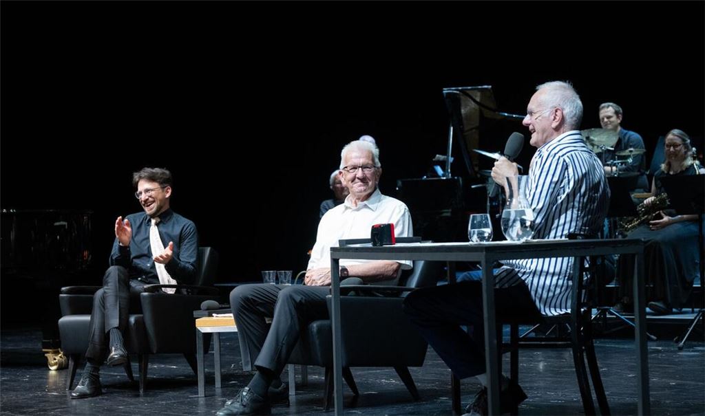 Generalmusikdirektor Cornelius Meister (links) und Winfried Kretschmann (Mitte) bei Harald Schmidt im Stuttgarter Schauspielhaus