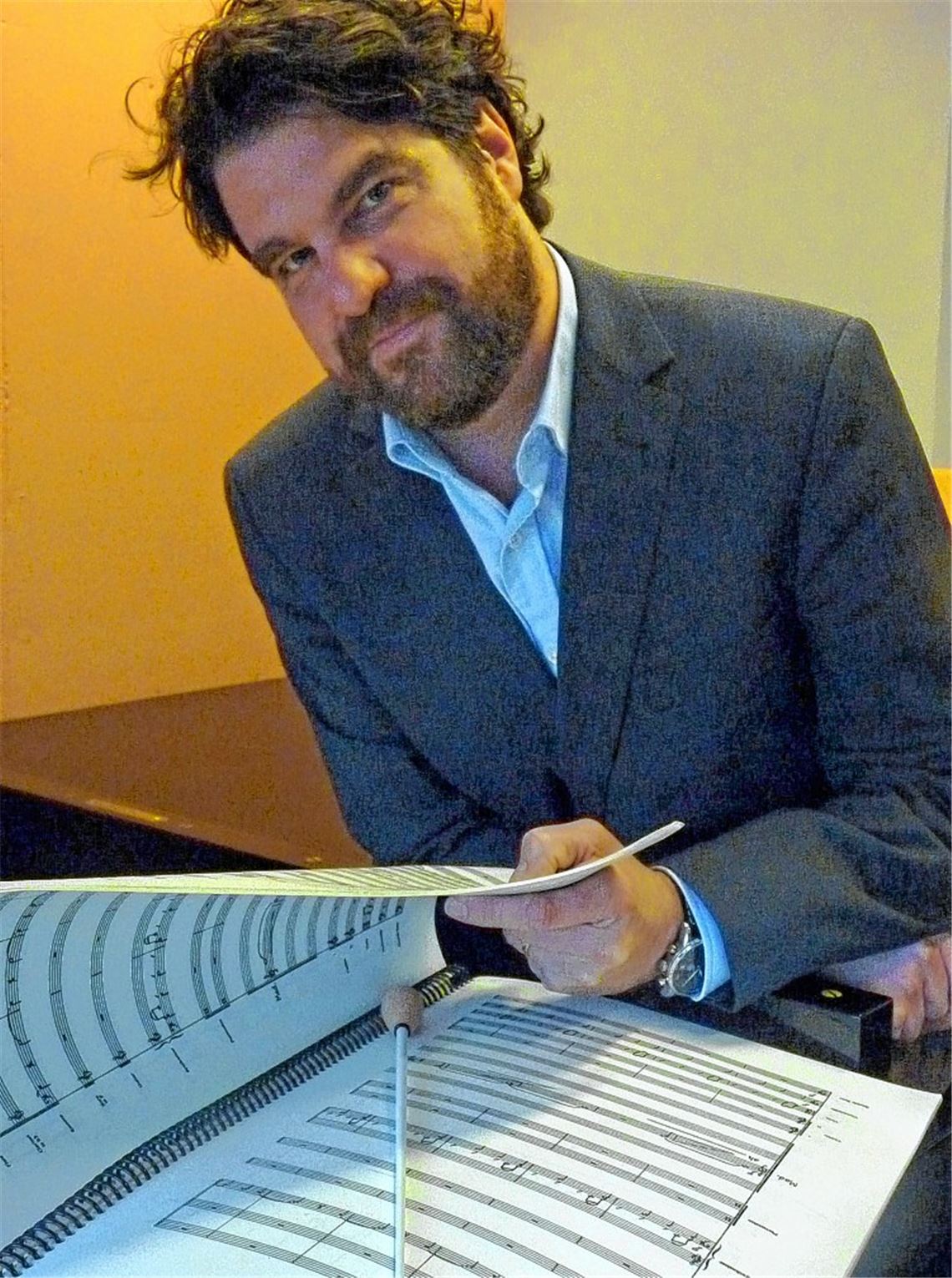 Generalmusikdirektor Markus Huber beim Partiturstudium.