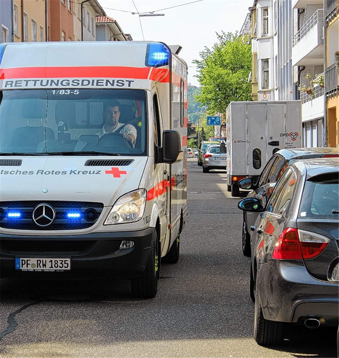 Generell gilt laut Straßenverkehrsordnung: Einsatzfahrzeuge mit Martinshorn und Blaulicht haben Vorfahrt.