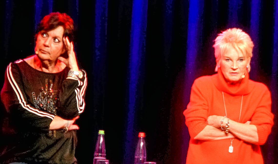 Genervt von den Männern: Petra Binder (li.) und Doris Reichenauer. Foto: Stahlfeld