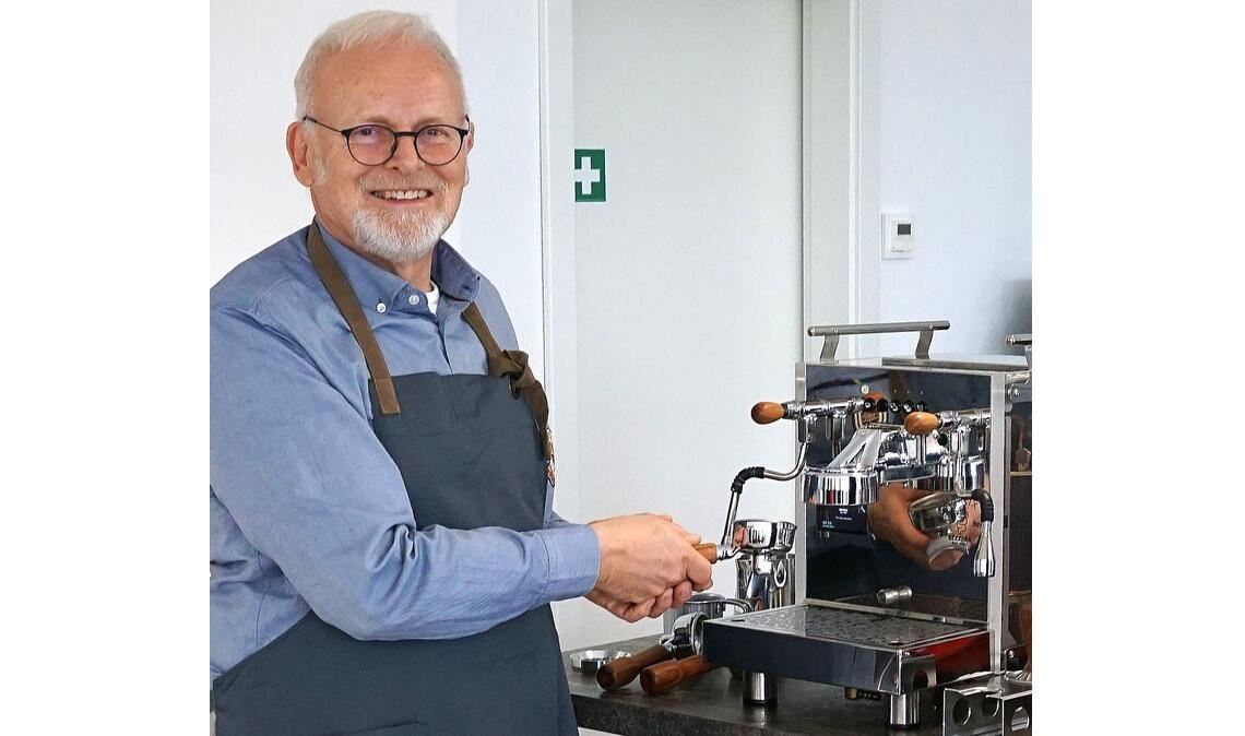 Genussmensch und Kaffeekenner Karl Röckinger als Gastgeber eines Barista-Seminars im Pavillon der Firma Scheuermann in Wiernsheim. Foto: Archiv