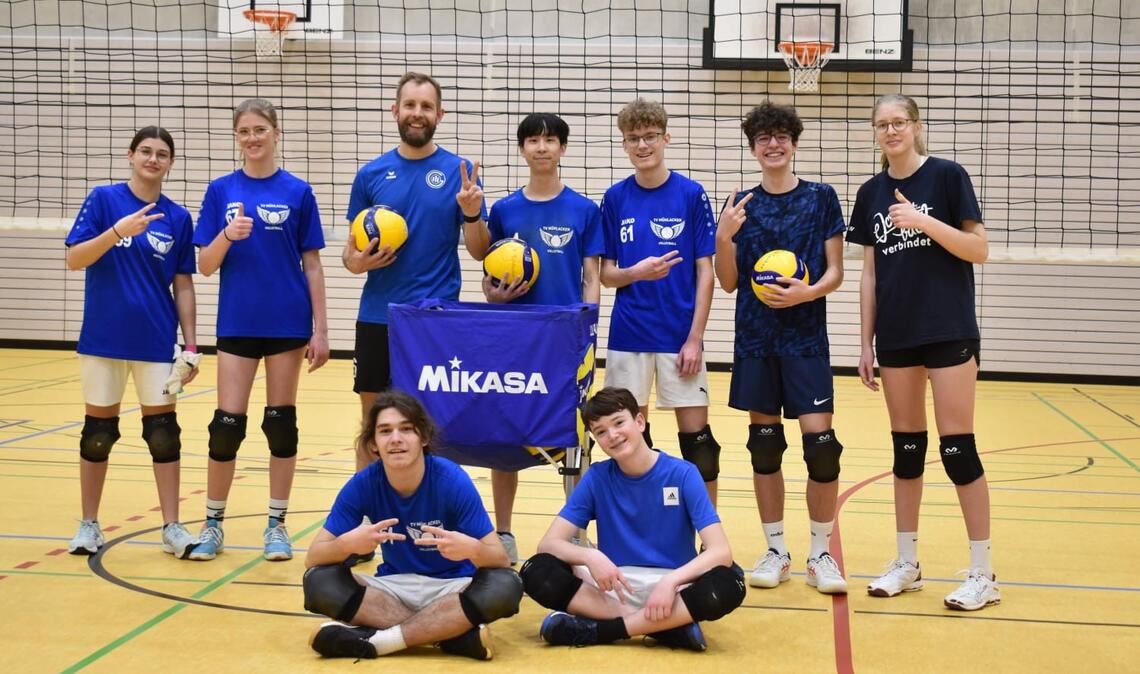 Georg Effenberger (3. v. li.) ist mit Volleyball großgeworden, spielte in der zweiten Liga und zeigte dem Mühlacker Nachwuchs Annahme- und Abwehrtricks.