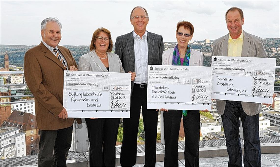 Georg Kappler (Mitte) hat um Spenden für soziale Zwecke gebeten. Darüber freuen sich[[br]](v. li.): Dr. Uwe Arndt und Karina Pietsch (Stiftung Lebenshilfe Pforzheim und Enzkreis), Rita Raidt (Freundeskreis Quellenhof-Klinik Bad Wildbad) und Jürgen Krauth-Kopp (Freunde der Kinderklinik Schömberg). Bild: privat