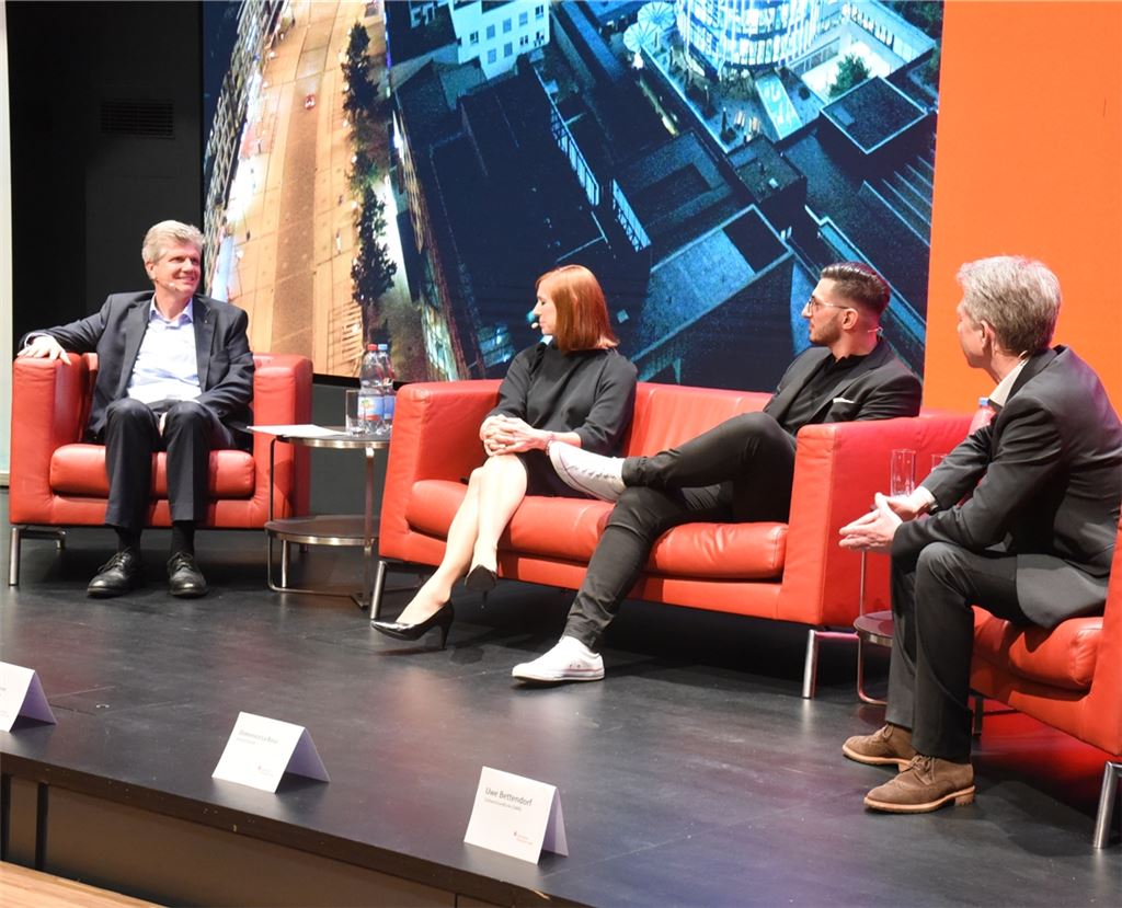 Georg Wellendorf (v.li.), Professor Cathrin Eireiner, Domenico La Rosa und Moderator Uwe Bettendorf sprechen über Erfahrungen aus dem Corona-Lockdown. Foto: Bott