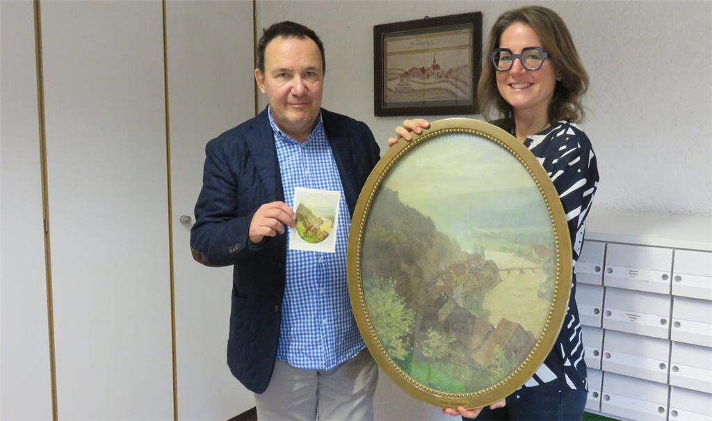 Georg von Enzberg und Dr. Maria Gramlich mit dem Schönleber-Gemälde. Fotos: Becker