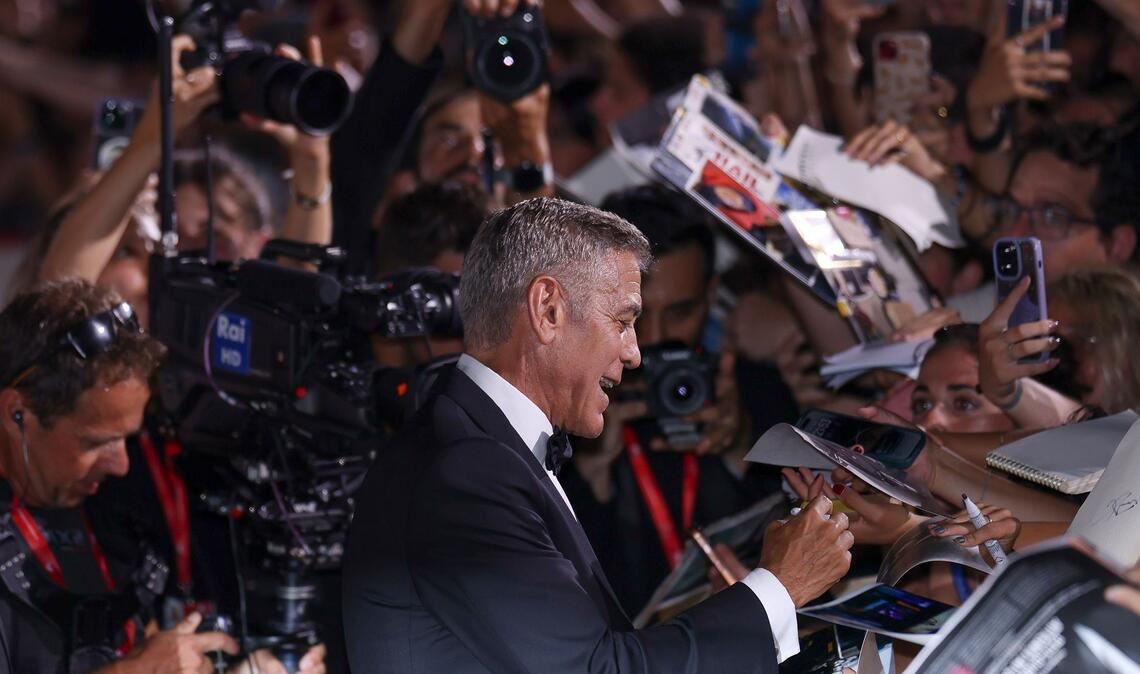 George Clooney gab schon vergangenes Jahr Autogramme in Venedig - nun kommt er zurück (Archivbild).