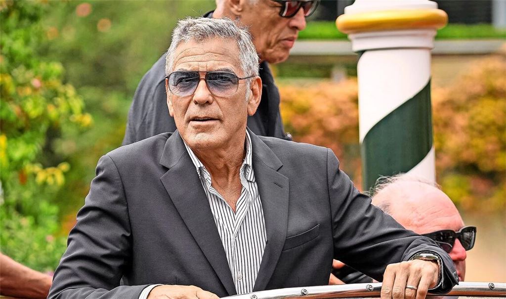 George Clooney kam, leicht angeschlagen, in Venedig mit dem Boot an.