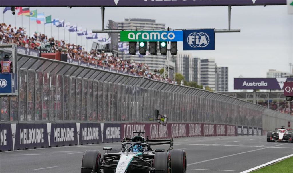 George Russell dreht schnelle Runden am Fließband.