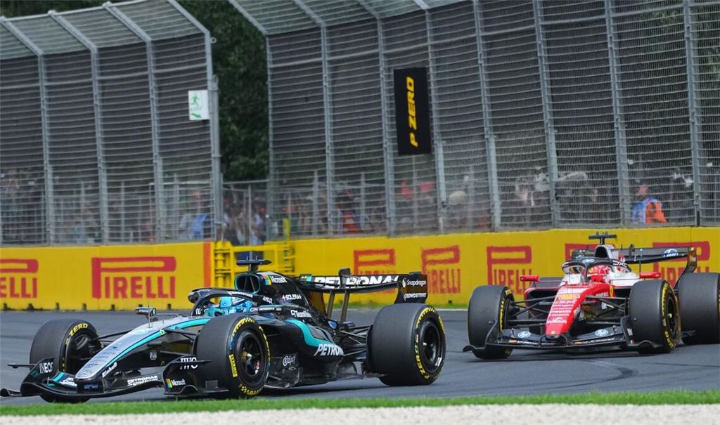 George Russell (l) und Charles Leclerc duellieren sich hart.