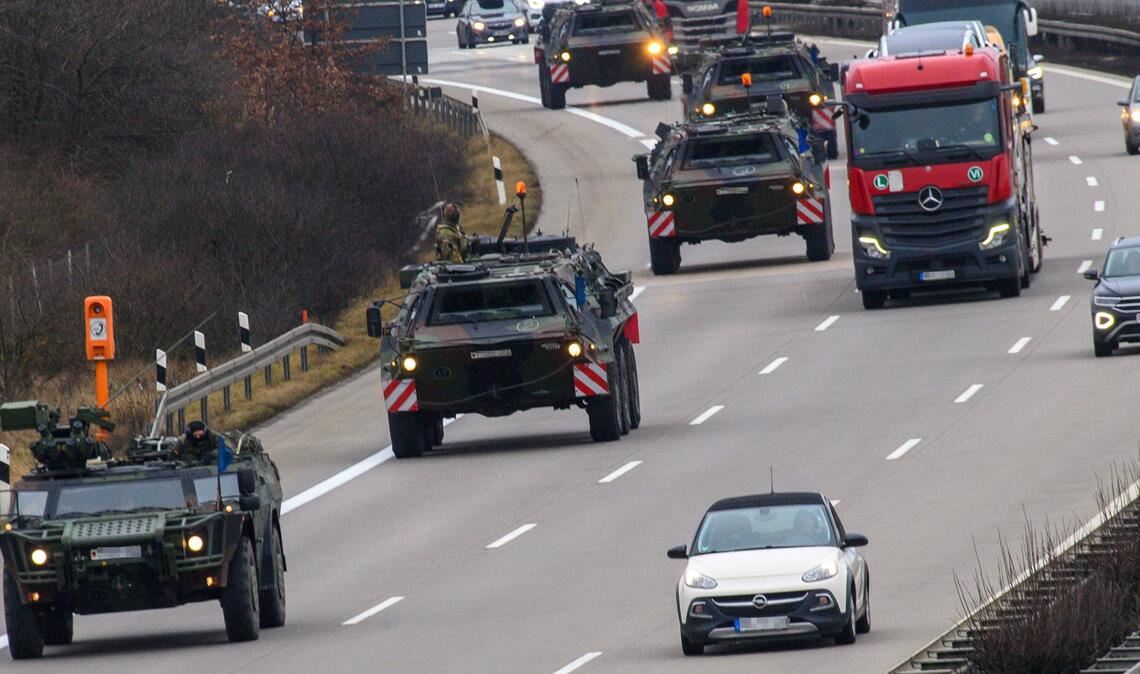 Gepanzerte Fahrzeuge eines Panzeraufklärungsbataillons der Bundeswehr auf einer Autobahn: Marsch in die Ukraine?