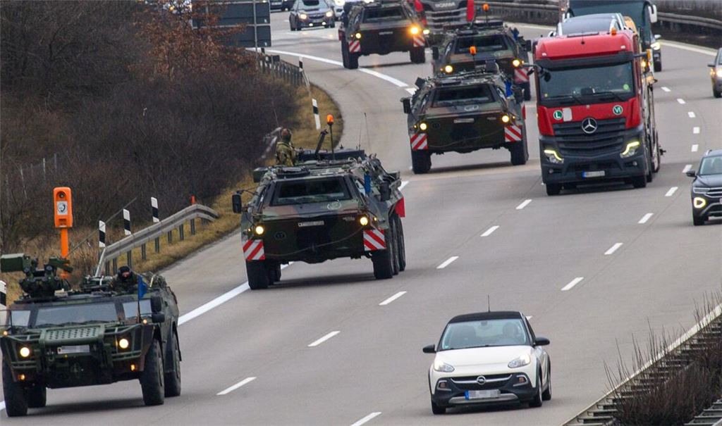 Gepanzerte Fahrzeuge eines Panzeraufklärungsbataillons der Bundeswehr auf einer Autobahn: Marsch in die Ukraine?