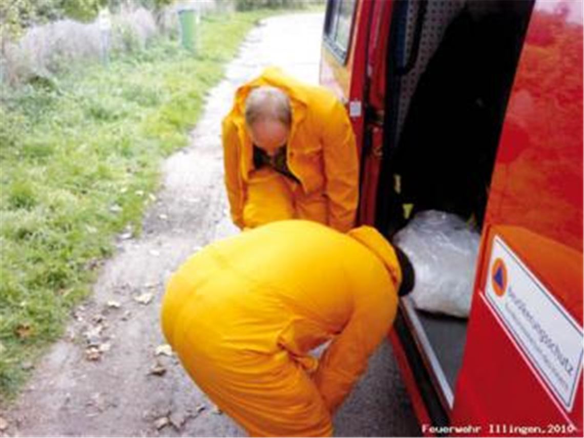 Geprobter Ernstfall: Zwei Helfer des in Illingen stationierten ABC-Zugs der Feuerwehr rüsten sich für die Teilnahme an einer groß angelegten Katastrophenübung, die im Oktober 2010 von einem ernsten Zwischenfall im Kernkraftwerk Philippsburg ausgeht. Foto: privat